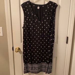 Sleeveless shift dress with printed bottom.